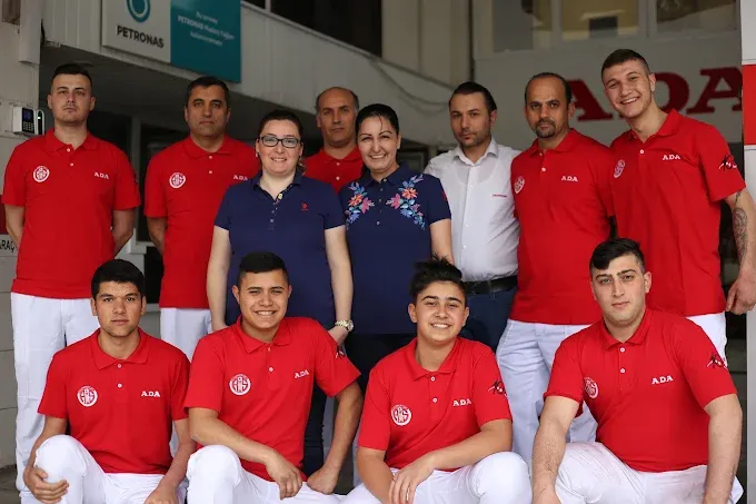 ADA Honda Özel Servis ekibi topluca atölye önünde