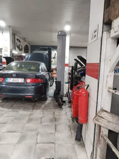 Honda Civic, ADA Honda atölyesinde liftte bakım sırasında